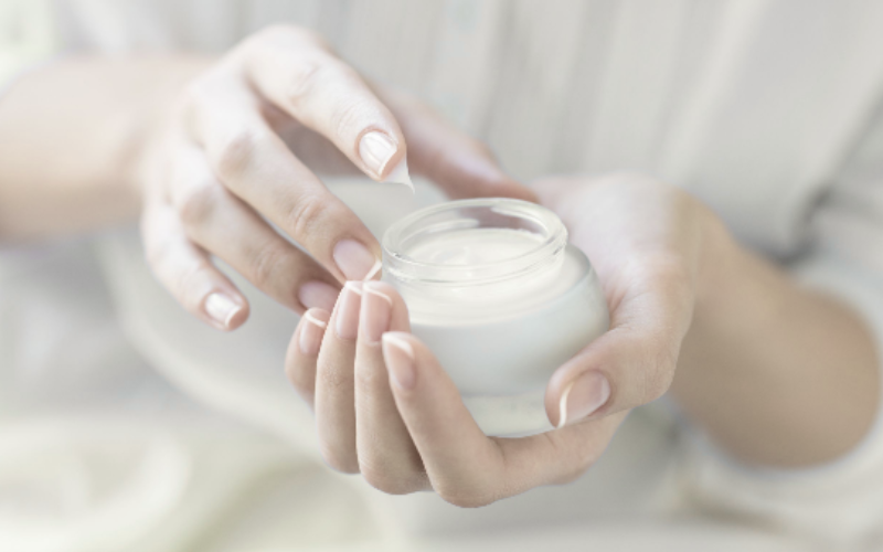 Kem dưỡng dành cho da nhạy cảm không chứa cồn và hương liệu giúp giảm kích ứng